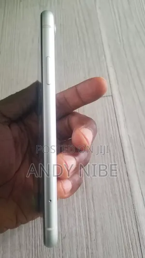 Apple iPhone XR 64 GB White