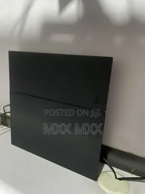 Ps4 With 2 Pads Plus 6 Games