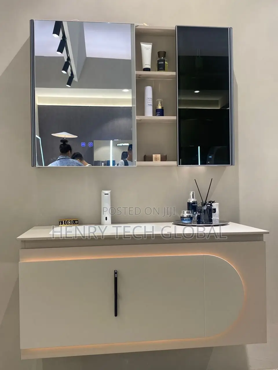 Cabinet Basin With Complete Set Mirrors