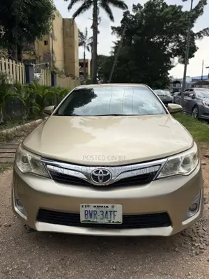 Toyota Camry LE 4dr Sedan (2.5L 4cyl 6A) 2013 Gold