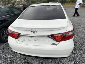 Toyota Camry SE w/Special Edition Pkg (2.5L 4cyl 6A) 2016 White