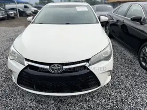 Toyota Camry SE w/Special Edition Pkg (2.5L 4cyl 6A) 2016 White