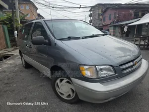 Toyota Sienna XLE & 1 hatch 2000 Green