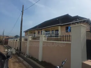 3bdrm Block of Flats in Olusoji, Oluyole for rent