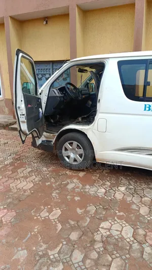 Toyota HiAce 2004 White