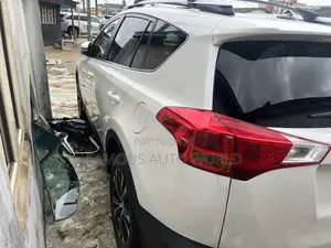 Toyota RAV4 XLE 4dr SUV AWD (2.5L 4cyl 6A) 2015 White