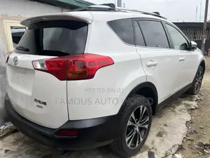 Toyota RAV4 XLE 4dr SUV AWD (2.5L 4cyl 6A) 2015 White