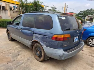 Toyota Sienna LE & 1 hatch 2000 Blue