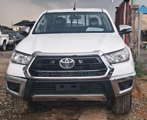 Toyota Hilux 2023 White