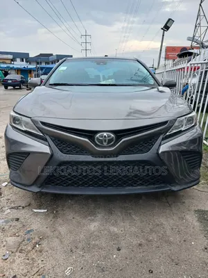 Toyota Camry SE FWD (2.5L 4cyl 8AM) 2018 Gray