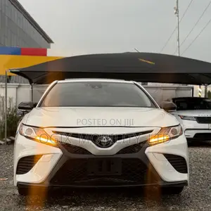 Toyota Camry SE FWD (2.5L 4cyl 8AM) 2018 White