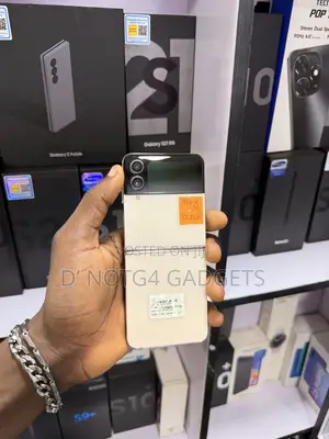 Samsung Galaxy Z Flip4 128 GB Gold