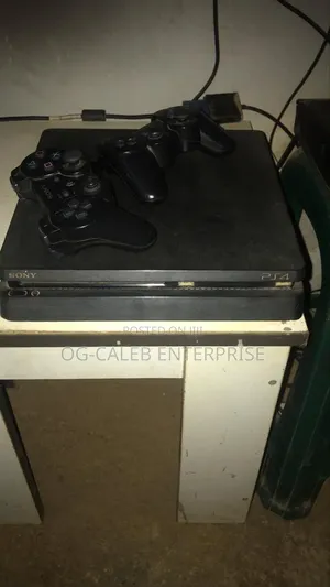 Play Station 4 Slim