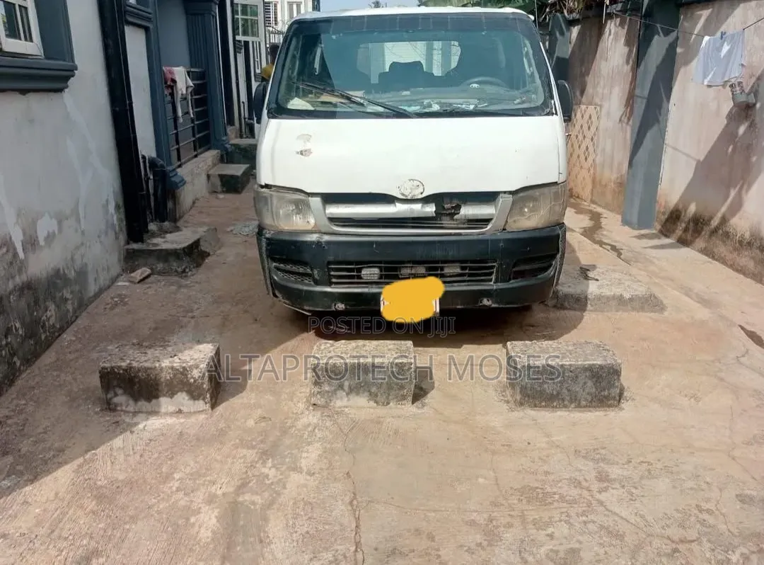 Toyota HiAce 2005 White