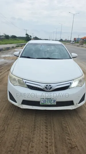 Toyota Camry LE 4dr Sedan w/Prod. End 11/13 (2.5L 4cyl 6A) 2014 White