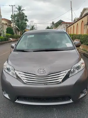 Toyota Sienna XLE 7-Passenger 4dr Minivan AWD (3.5L 6cyl 6A) 2014 Gray