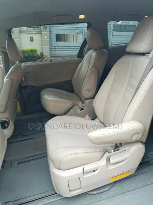 Toyota Sienna XLE 7-Passenger 4dr Minivan AWD (3.5L 6cyl 6A) 2014 Gray