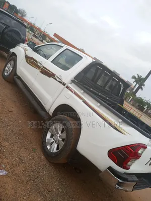 Toyota HiAce 2010 White