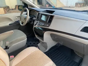 Toyota Sienna 2012 Gold