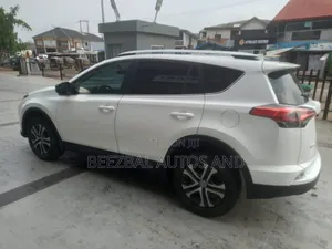 Toyota RAV4 LE Front-wheel Drive (2.5L 4cyl 6A) 2016 White