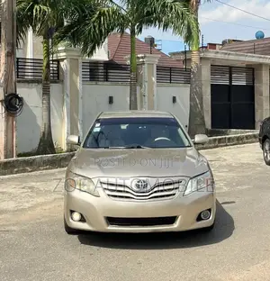 Toyota Camry LE 4dr Sedan (2.5L 4cyl 6AM) 2010 Gold