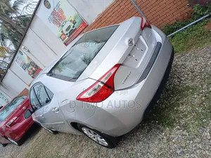 Toyota Corolla LE Premium 4dr Sedan (1.8L 4cyl CVT) 2015 Silver