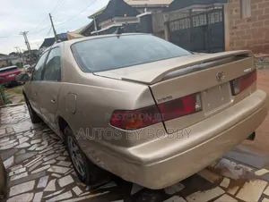Toyota Camry LE 4dr Sedan (2.4L 4cyl 5M) 2002 Gold