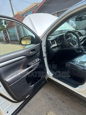 Toyota Highlander XLE 4dr SUV AWD (3.5L 6cyl 6A) 2015 White