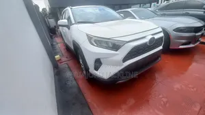 Toyota RAV4 LE 2021 White