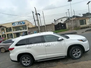 Toyota Highlander LE 4x2 V6 (3.5L 6cyl 8A) 2017 White