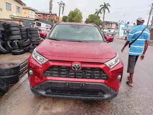 Toyota RAV4 XLE 2021 Red