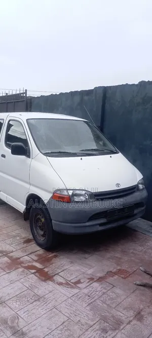 Toyota HiAce 2005 White