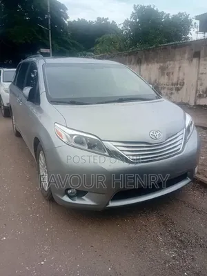 Toyota Sienna XLE 7 Passenger (3.5L 6cyl 8A) 2017 Silver