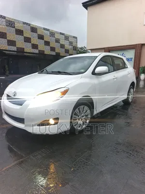 Toyota Matrix L Hatchback FWD (1.8L 4cyl 5M) 2011 White