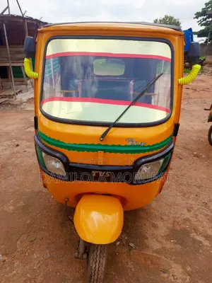 TVS Apache RTR 160 2V 2025 Gold