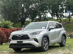Toyota Highlander XLE 2021 Silver