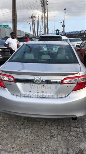Toyota Camry XLE 4dr Sedan (2.5L 4cyl 6A) 2013 Silver