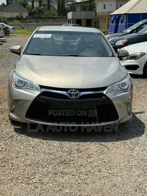 Toyota Camry SE w/Special Edition Pkg (2.5L 4cyl 6A) 2016 Gold