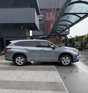 Toyota Highlander LE 2022 Blue