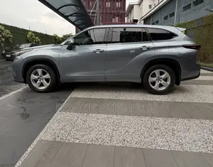 Toyota Highlander LE 2022 Blue