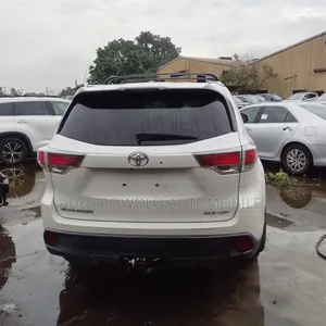 Toyota Highlander XLE 4dr SUV AWD (3.5L 6cyl 6A) 2015 White