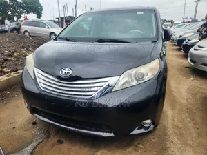 Toyota Sienna XLE AWD 7-Passenger 2013 Black