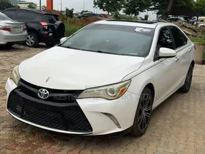 Toyota Camry SE w/Special Edition Pkg (2.5L 4cyl 6A) 2016 White