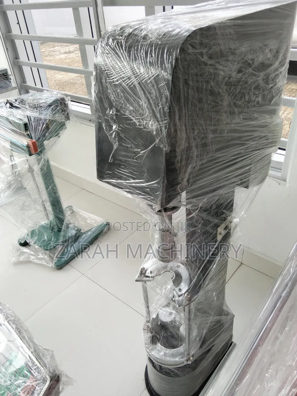 JGS-880 Bottle Locking and Capping Machine
