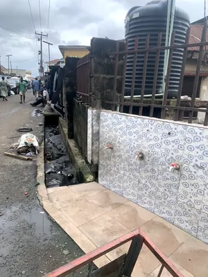 5bdrm Bungalow in Ojuelegba for sale