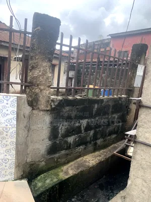 5bdrm Bungalow in Ojuelegba for sale
