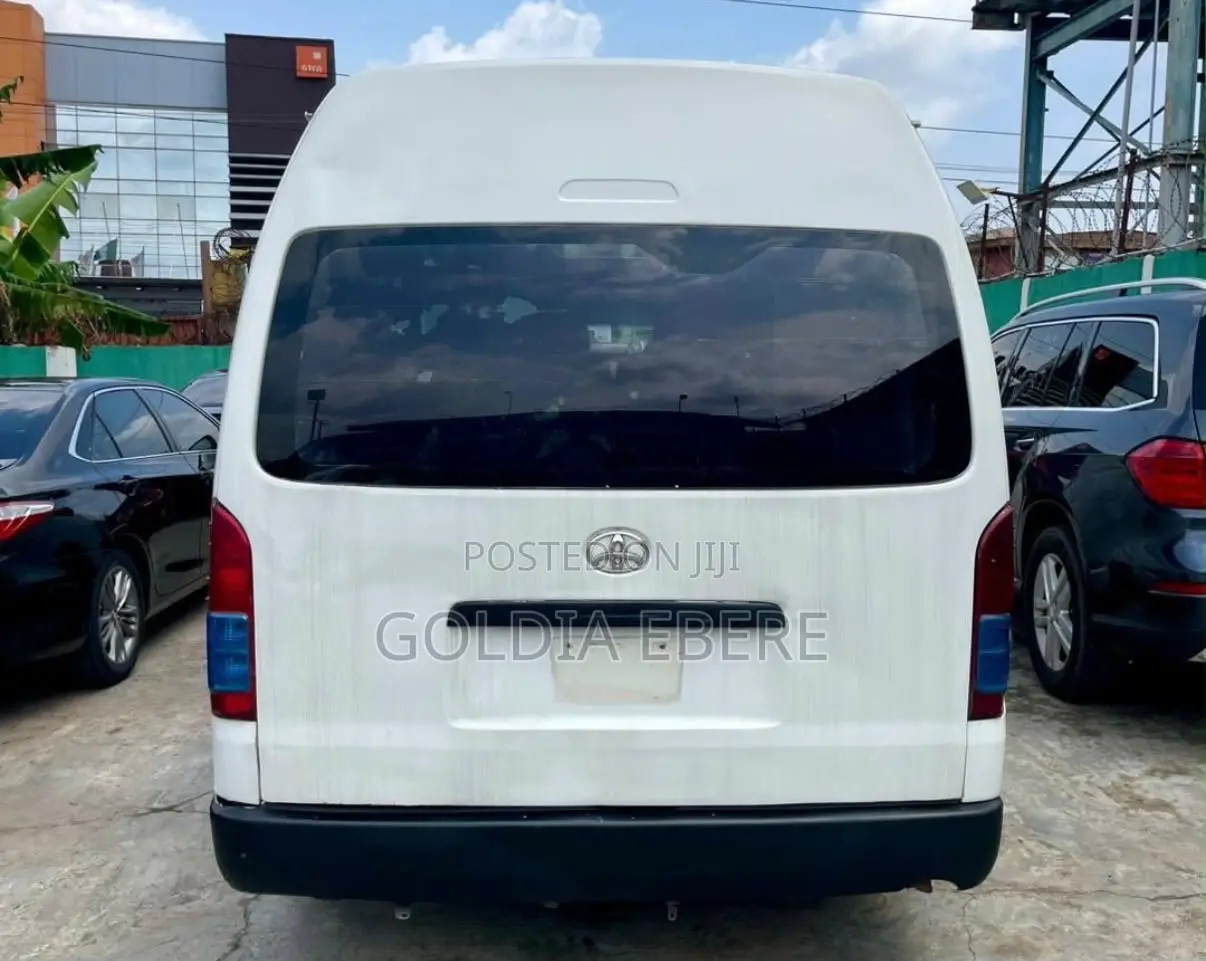 Toyota HiAce 2022 White
