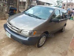 Toyota Sienna CE & 1 hatch 2000 Gold