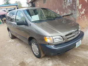 Toyota Sienna CE & 1 hatch 2000 Gold