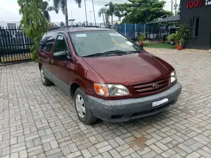 Toyota Sienna 2002 Red
